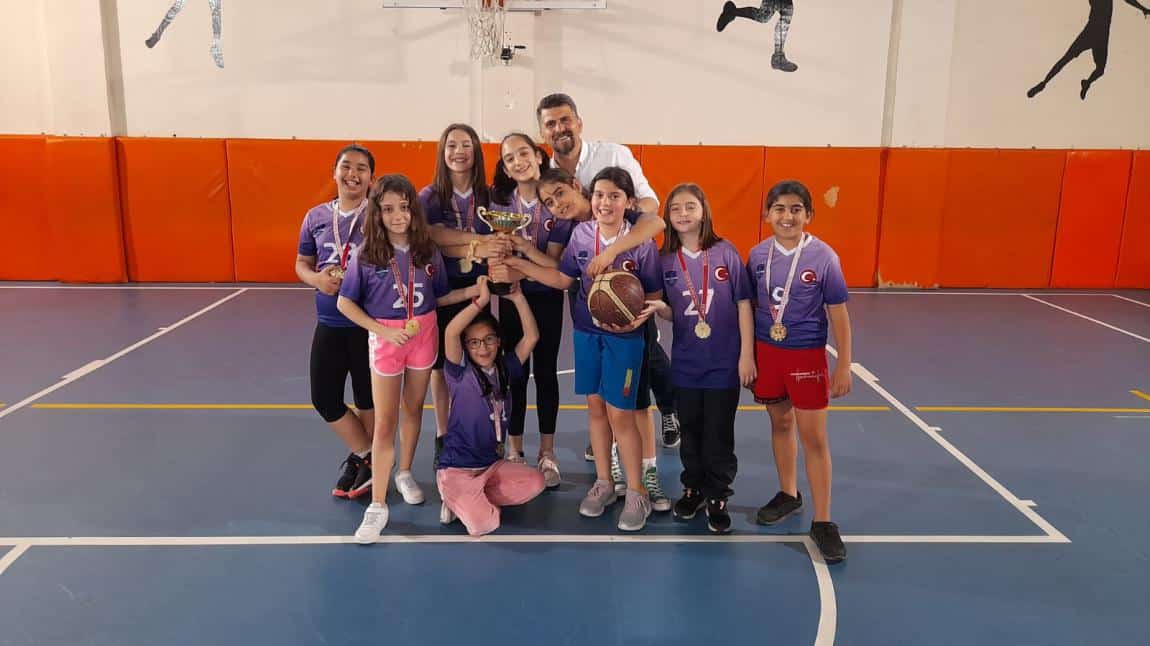 23 Nisan Ulusal Egemenlik ve Çocuk Bayramı İlkokullar Arası Basketbol Turnuvasında Kız takımımız Kartal 1. si oldu. Öğrencilerimizi ve çalıştıran öğretmenlerimizi tebrik ediyoruz.